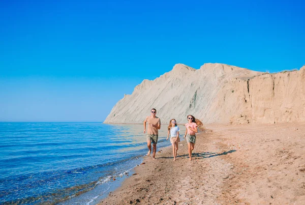 Gelukkige mooie familie op een tropische strandvakantie — Stockfoto