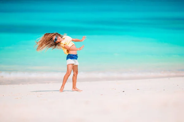 Schattig klein meisje aan het strand tijdens caribische vakantie — Stockfoto