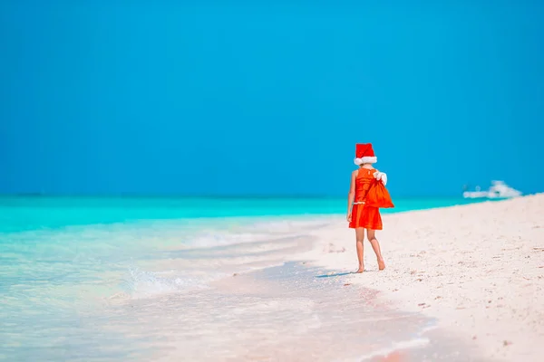 Kind op het strand in kerstvakantie — Stockfoto