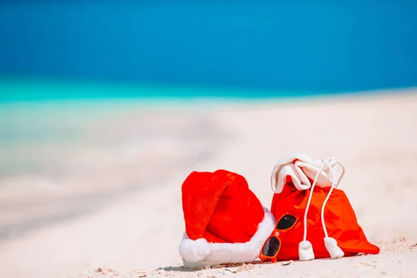 Accesorios con Santa Sombrero en playa tropical blanca — Foto de Stock