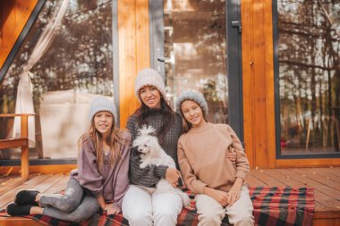 Sonbahar sıcacık gününde güzel bir aile.