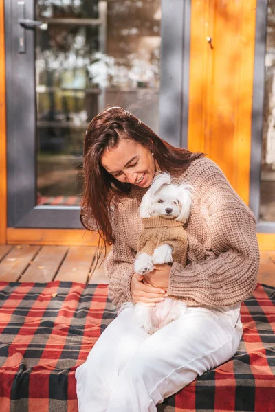 Schöne Mädchen zu Fuß bei herbstlich warmen Tag — Stockfoto