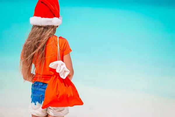 Noel tatilinde plajda bir çocuk — Stok fotoğraf