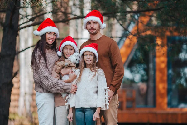 Bela família com crianças andando no dia de Natal — Fotografia de Stock