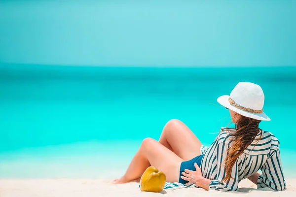 Junge schöne Frau im Strandurlaub auf Karibik — Stockfoto