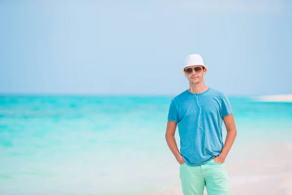 Ung man på den vita stranden på semester — Stockfoto