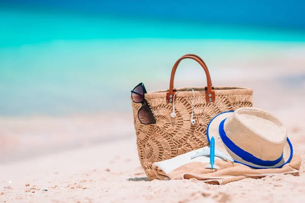 Akcesoria plażowe - słomkowy worek, kapelusz i okulary na plaży — Zdjęcie stockowe