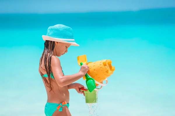 Adorable niña activa en la playa durante las vacaciones de verano —  Fotos de Stock