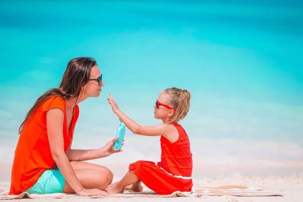 Schöne Mutter und Tochter am karibischen Strand — Stockfoto