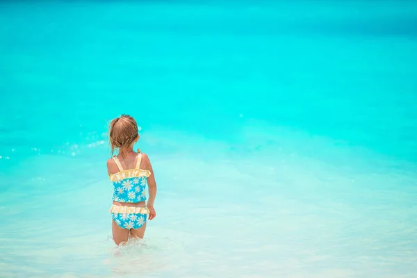 Glückliches Mädchen genießt Sommerurlaub am Strand — Stockfoto