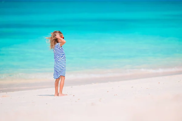 Adorável menina na praia em suas férias de verão — Fotografia de Stock