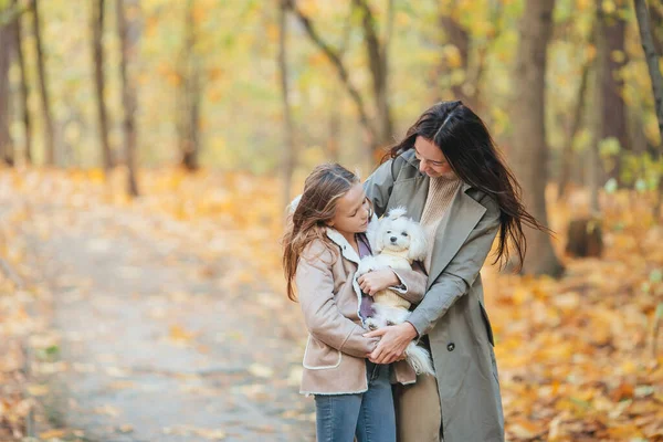 Liten flicka med mamma utomhus i parken på höstdagen — Stockfoto