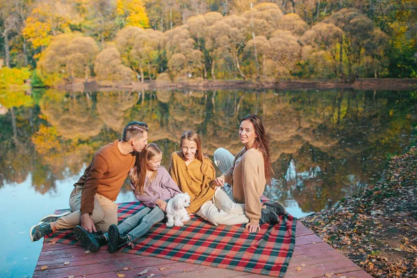 Glückliche Familie bei einem Picknick im Park im Herbst — Stockfoto
