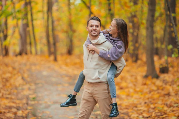Family of dad and kid on beautiful autumn day in the park — Stock Photo, Image
