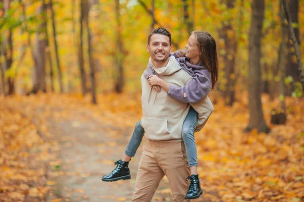 Familj till pappa och barn på vacker höstdag i parken — Stockfoto