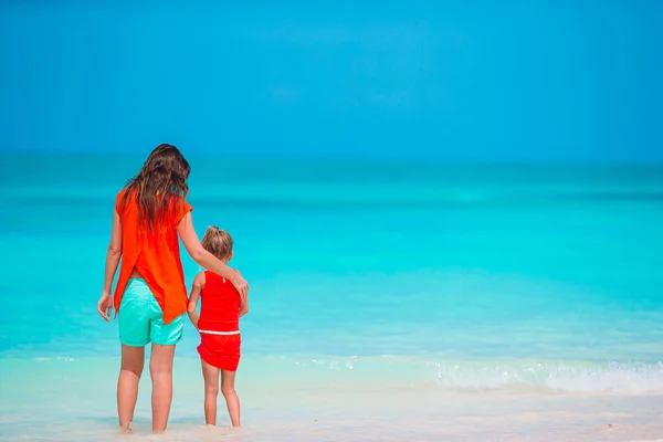 Beautiful mother and daughter at Caribbean beach enjoying summer vacation. — Stock Photo, Image