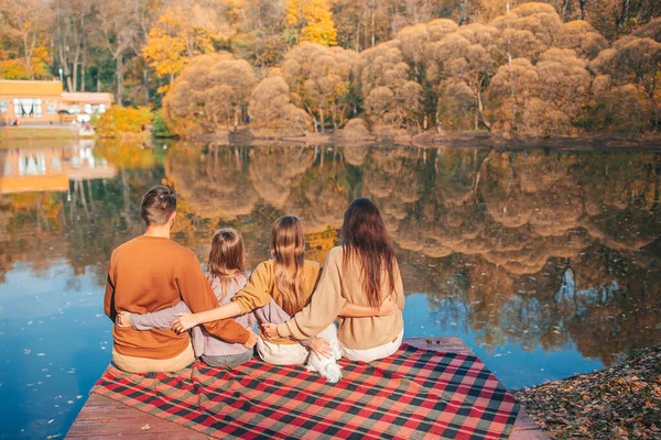 Vacker familj på hösten varm dag nära sjön — Stockfoto
