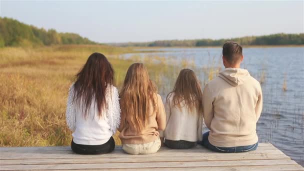 Güz mevsiminde güzel bir aile Göl kenarında sıcak bir gün — Stok video