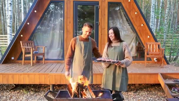 Young couple sitting on the wooden old table in the autumn forest — Stock Video