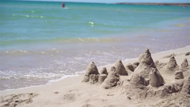 Ειδυλλιακή τροπική παραλία με λευκή άμμο, γαλαζοπράσινα νερά και όμορφο πολύχρωμο ουρανό — Αρχείο Βίντεο