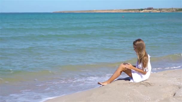 Adorable petite fille s'amuser à la plage tropicale pendant les vacances — Video