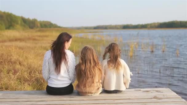 Belle famille à l'automne journée chaude près du lac — Video