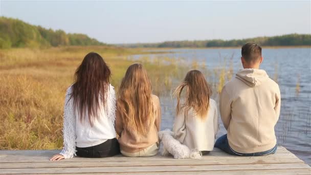 Belle famille à l'automne journée chaude près du lac — Video
