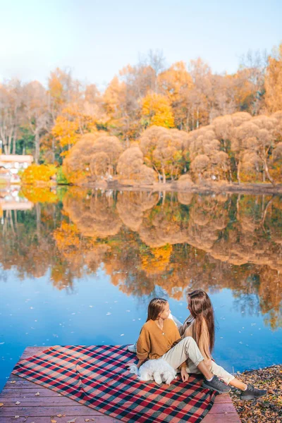 Hermosa familia en otoño cálido día cerca del lago —  Fotos de Stock