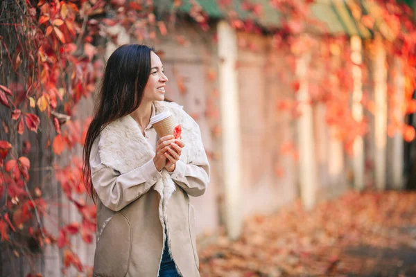秋天的概念-美丽的女人在秋天的树叶下喝咖啡 — 图库照片