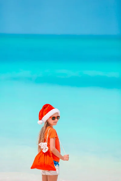 Kind op het strand in kerstvakantie — Stockfoto