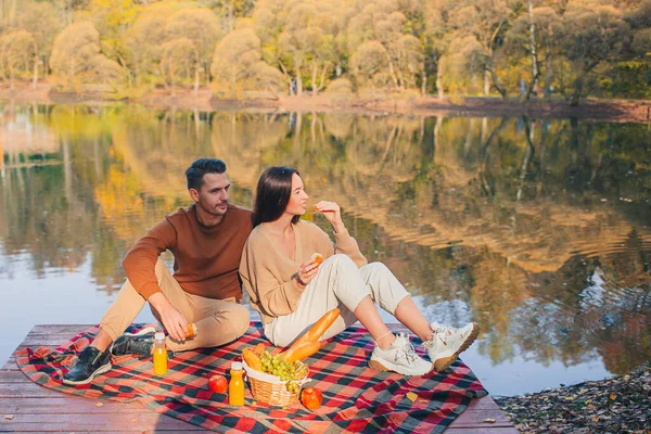 Schöne Familie an herbstlich warmen Tagen am See — Stockfoto