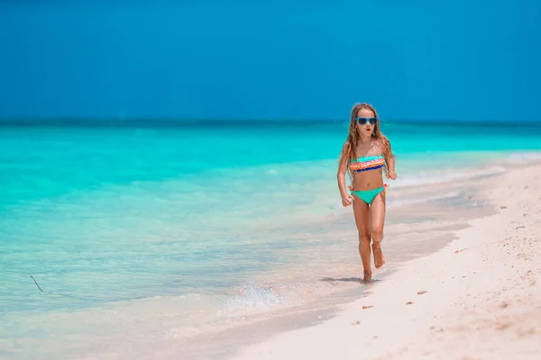 Adorabile bambina in spiaggia durante le sue vacanze estive — Foto Stock