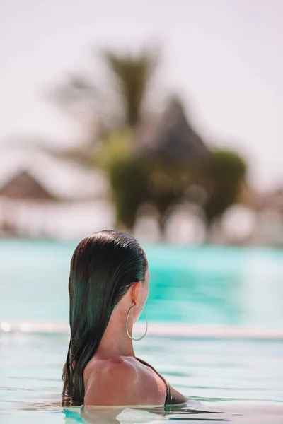 Schöne Frau entspannt sich im Schwimmbad — Stockfoto