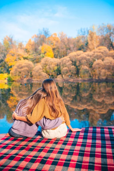 Vackra flickor på hösten varm dag nära sjön — Stockfoto