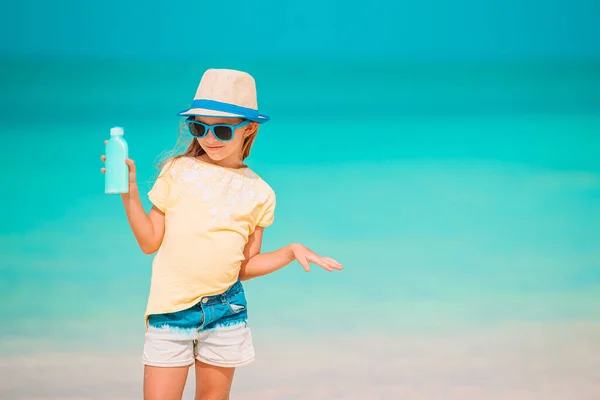 Fetiță drăguță la plajă în timpul vacanței de vară — Fotografie, imagine de stoc