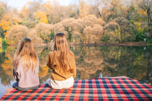 Vackra flickor på hösten varm dag nära sjön — Stockfoto