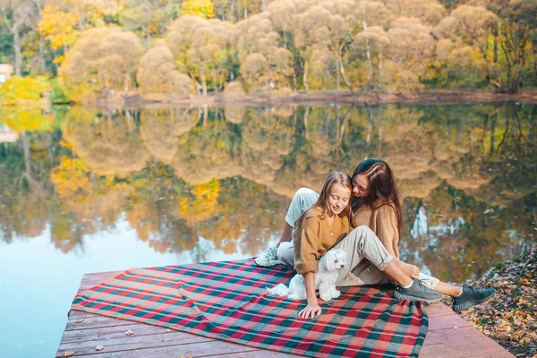 Vacker familj på hösten varm dag nära sjön — Stockfoto