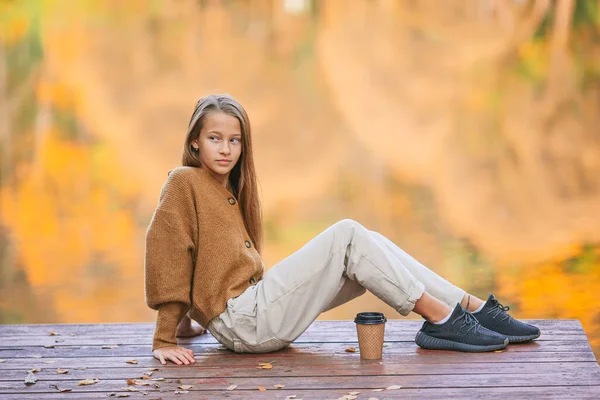 秋のコンセプト-湖の上の秋の公園の美しい女の子 — ストック写真