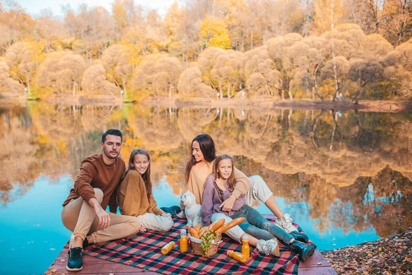 Bonne famille lors d'un pique-nique dans le parc à l'automne — Photo