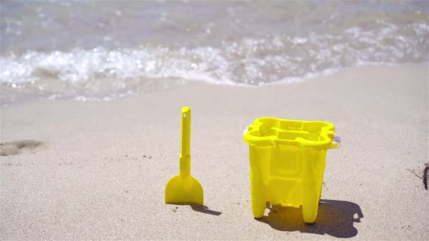 Playa juguetes para niños en la playa de arena blanca — Vídeos de Stock