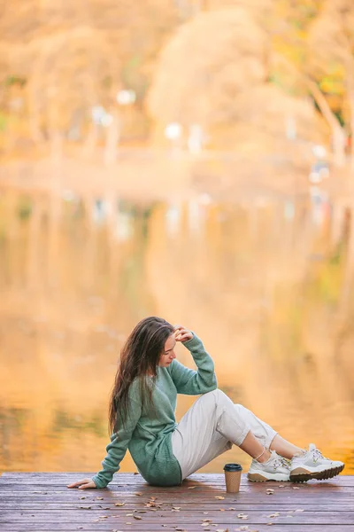 Concetto di caduta - bella ragazza nel parco autunnale sul lago — Foto Stock