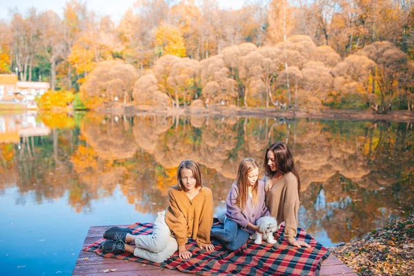 Mutlu aile sonbaharda parkta piknik yapıyor. — Stok fotoğraf