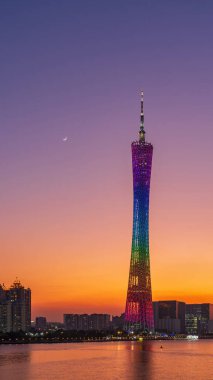 GuanghzOu, Çin - 29 Kasım 2019 'da Guangzhou Kulesi, gökyüzünde hilal, peş peşe dört yıldız.