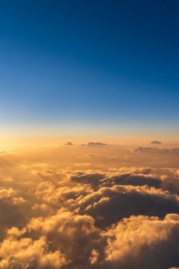 Sabahları bulutların denizi uçaktan görünüyor..