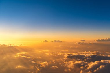 Sabahları bulutların denizi uçaktan görünüyor..