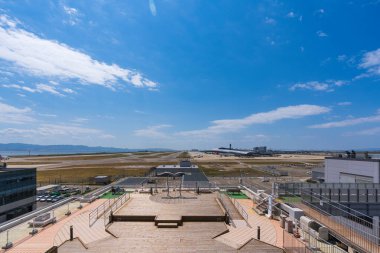 OSAKA, JAPONYA - 15 Nisan 2019: Osaka, Japonya 'daki Kansai Uluslararası Havalimanı Gözlemevi ve Havalimanı Pist Pisti