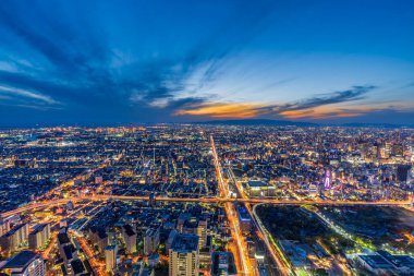 Şehir merkezindeki Osaka şehrinin karanlık manzarası Skyline