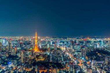 Tokyo kulesi ve Tokyo şehir manzarası üzerindeki hava manzarası gece Tokyo, Japonya 'daki Roppongi Hills' ten.
