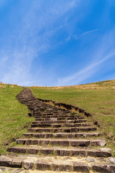 Каменная Лестница Зеленом Травянистом Холме Голубым Небом Наре Япония — стоковое фото