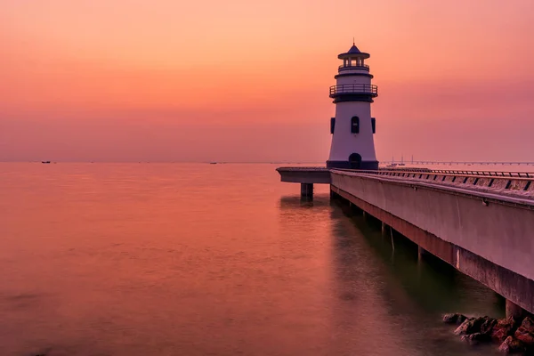 珠海海滨游泳公园灯塔的晨光景观 免版税图库照片